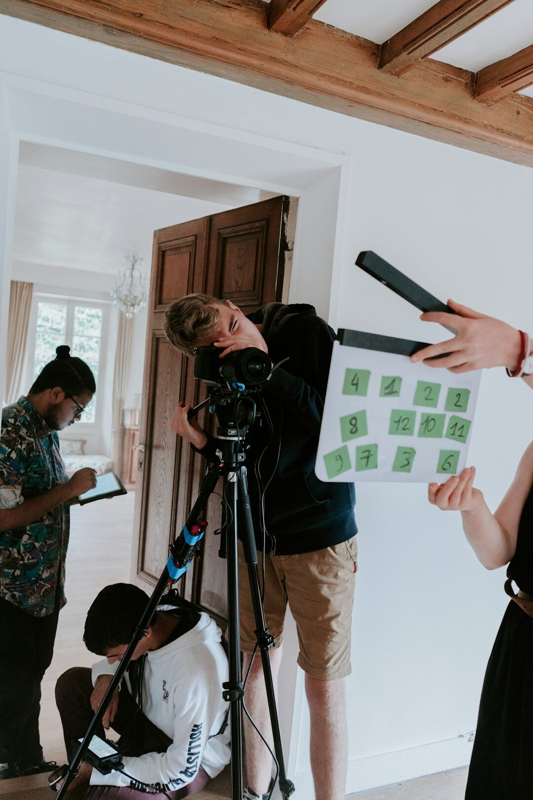 Belgian training coach explaining a newsroom workflow diagram to a journalist